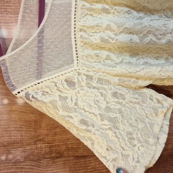 MAURICES SIZE LARGE LACE TOP - Picture 4 of 4